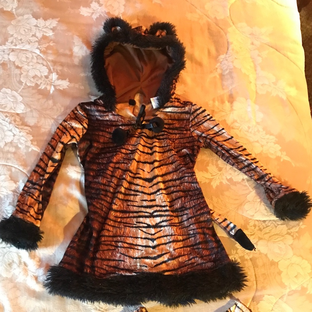 Girl's halloween tiger/cat costume